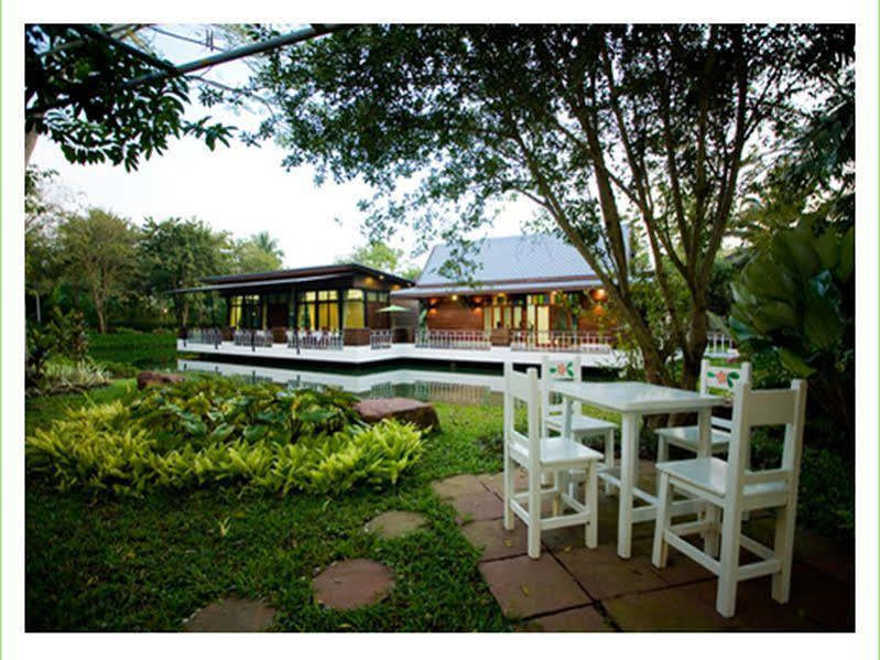 Tempat peranginan Young Coconut Garden